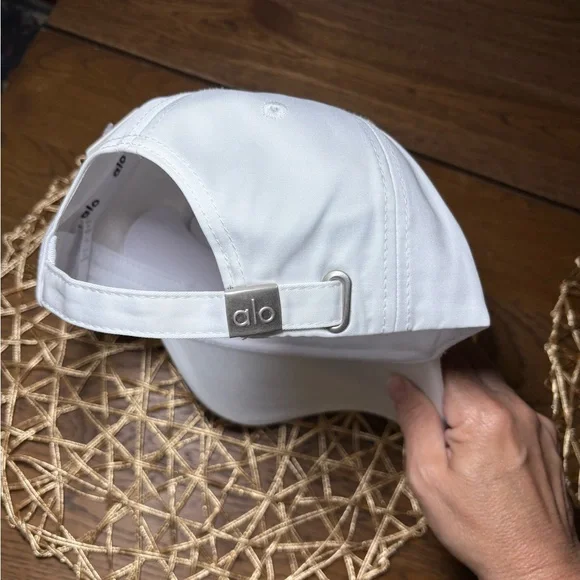 ALO Yoga White Cap - Picture 8 of 8